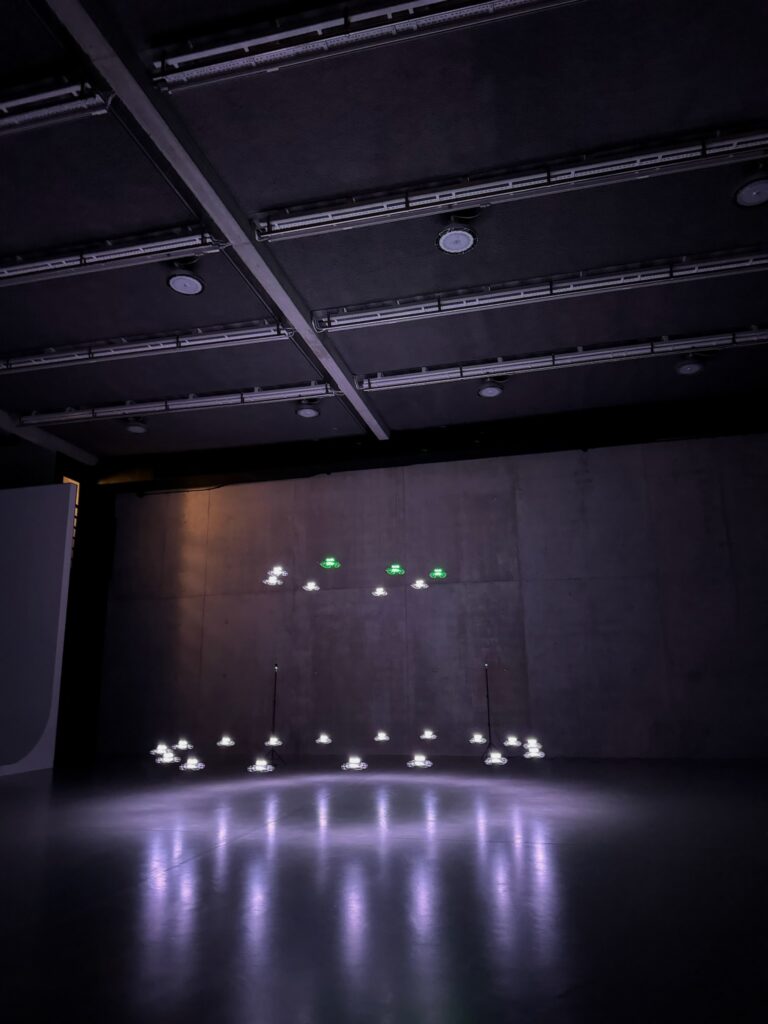 pokaz dronów wewnątrz pomieszczeń, indoor show astranate