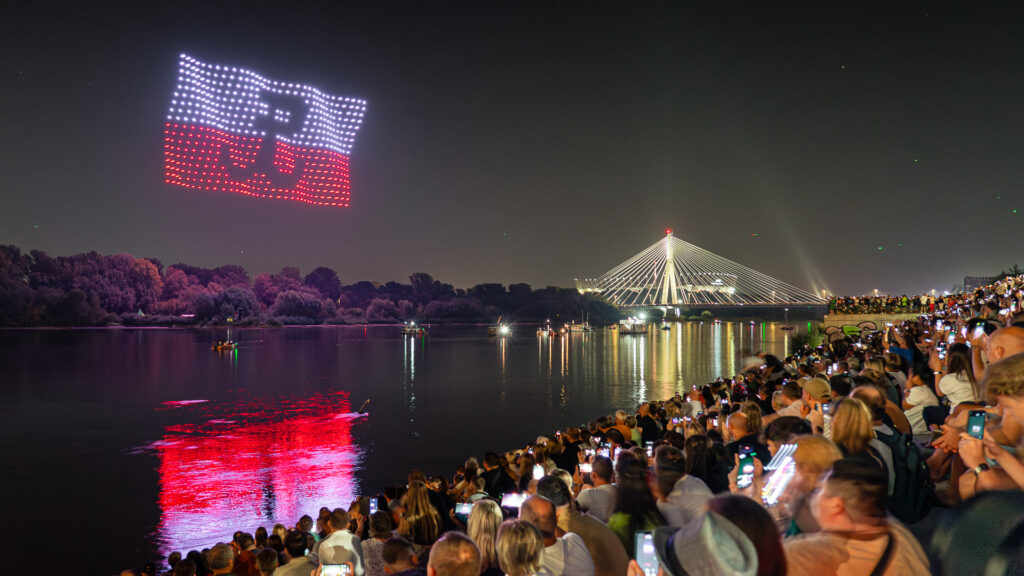 pokaz dronów powstanie warszawskie, pokaz dronów warszawa, 80 rocznica wybuchu powstania warszawskiego, 615 dronów, astranate, opaska powstańcza z dronów