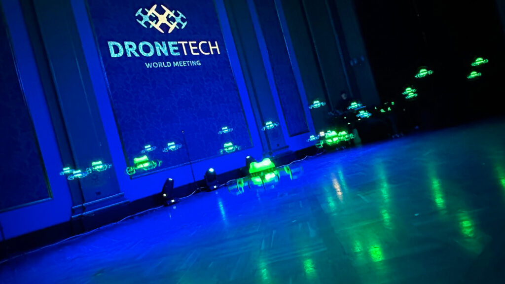 Pokaz dronów indoorowych DroneTech, Astranate, indoor drone show