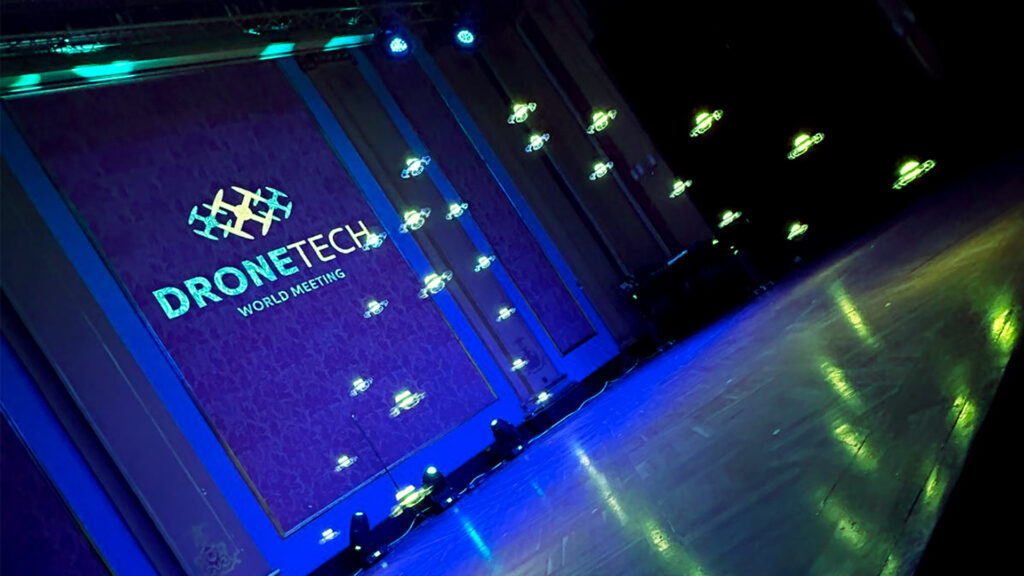 indorowy pokaz dronów, pokaz wewnątrz pomieszczeń, dronetech, astranate