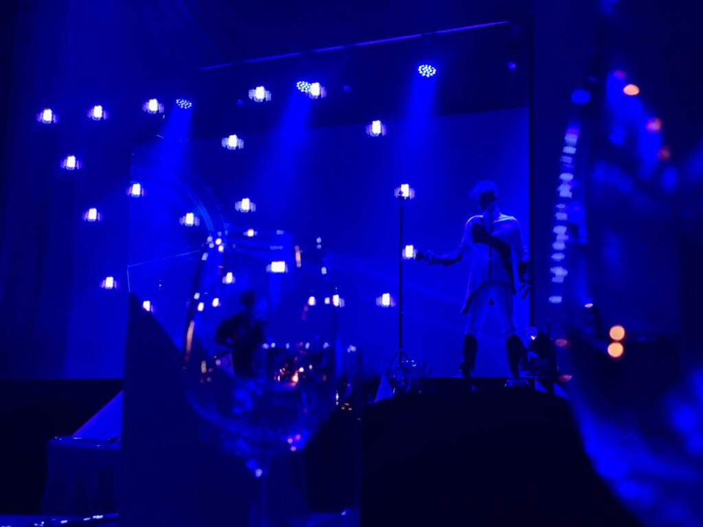 indoor drone show, astranate, multivisual, pokaz dronów wewnątrz pomieszczeń