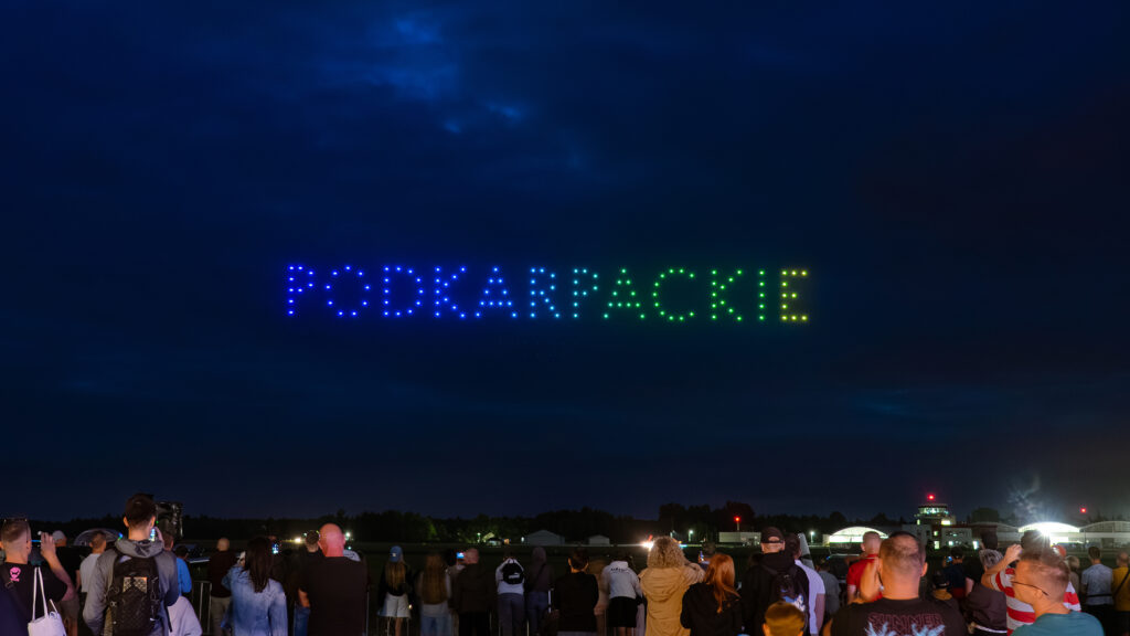 Pokaz dronów mielec PODKARPACKIE, drony Air Show Mielec , napis z dronów