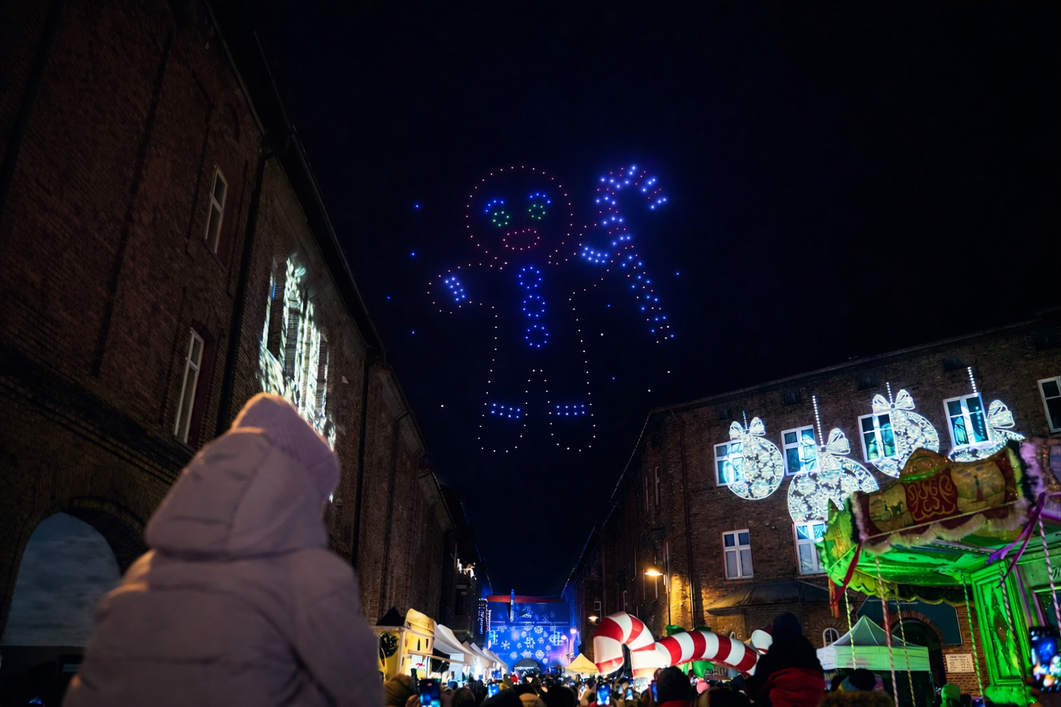 pokaz dronów na jarmarku, pokaz dronów nikisz, pokaz dronów katowice, świąteczny pokaz dronów, drone show
